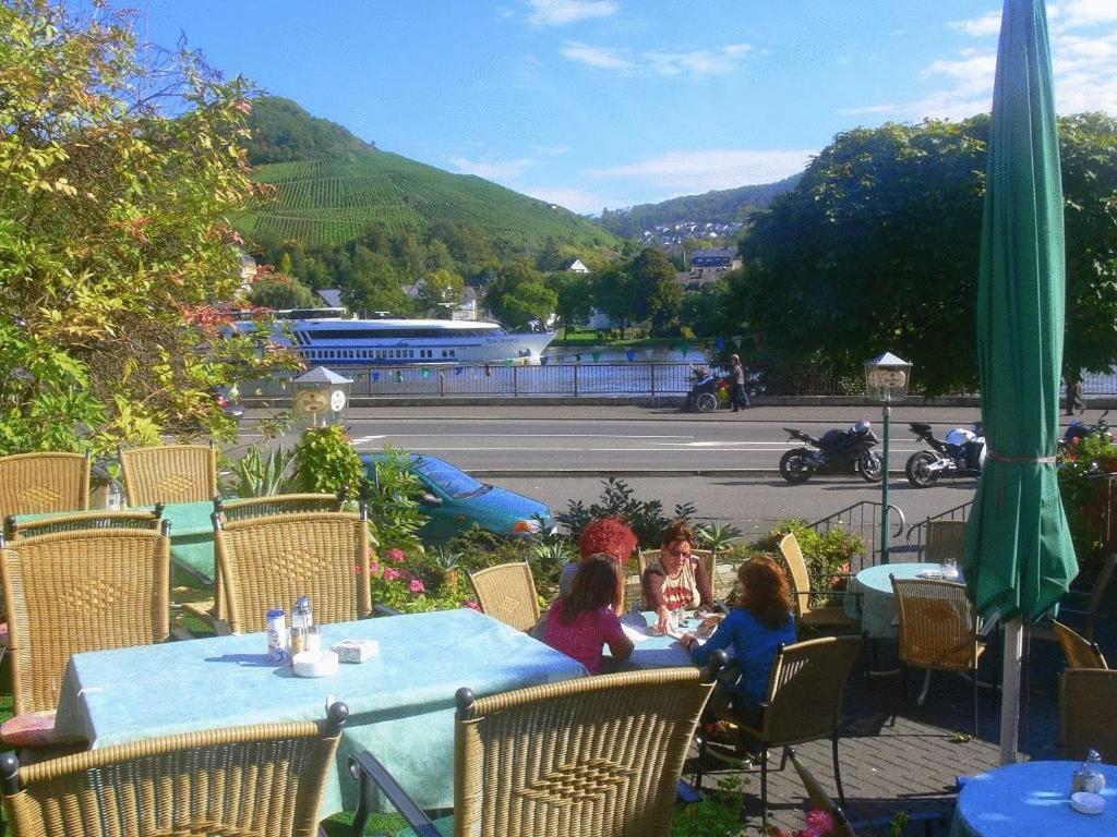 Panorama-Cafe Moselgarten Альф Экстерьер фото